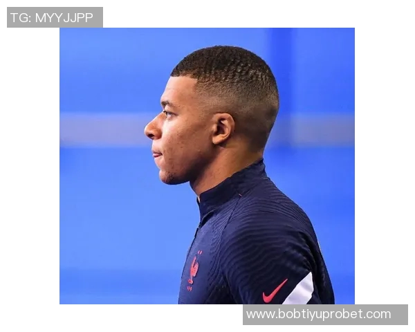 小姆巴佩绝平巴黎后模仿姆巴佩庆祝动作姆总在看台笑逐颜开