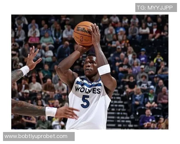 爱德华兹表现稳定半场10投5中贡献12分2篮板罚球命中率待提高 爱德华兹表现稳定半场10投5中贡献12分2篮板罚球命中率待提高